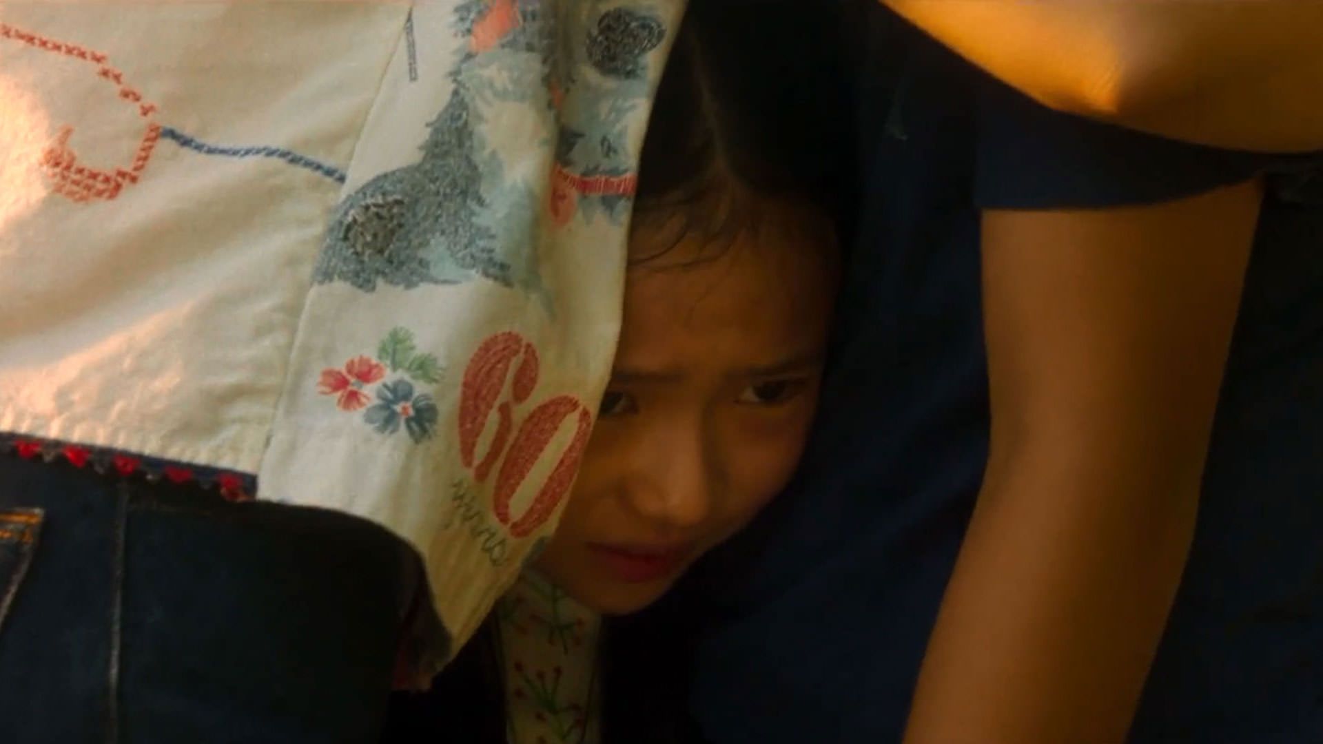 دخترکی در آغوشی جمعی له می‌شود در نمایی از فیلم چاره‌ای نیست به کارگردانی پارک چان ووک