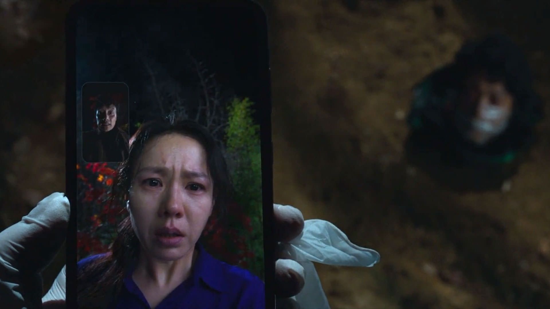 تصویر سون یه جین را داخل گوشی هوشمند می‌بینیم در نمایی از فیلم چاره‌ای نیست به کارگردانی پارک چان ووک