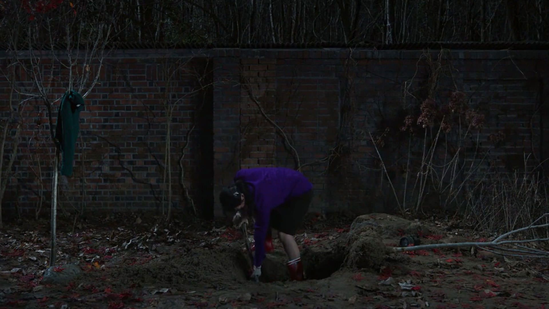 سون یه جین زمین را می‌کند در نمایی از فیلم چاره‌ای نیست به کارگردانی پارک چان ووک