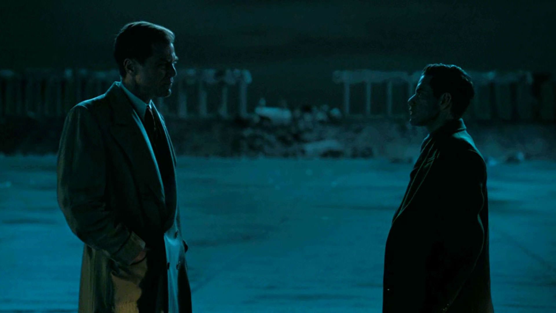 رامی مالک مقابل مایکل شانون در شب ایستاده است در فیلم نورنبرگ جیمز وندربیلت