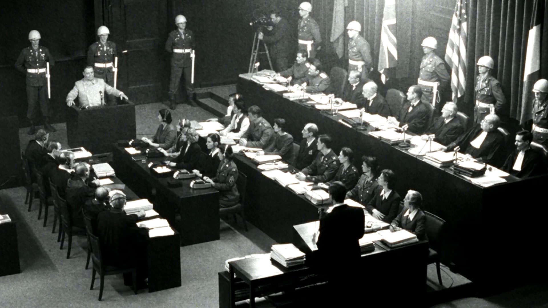 نمایی سیاه و سفید از دادگاهی قدیمی در فیلم نورنبرگ جیمز وندربیلت