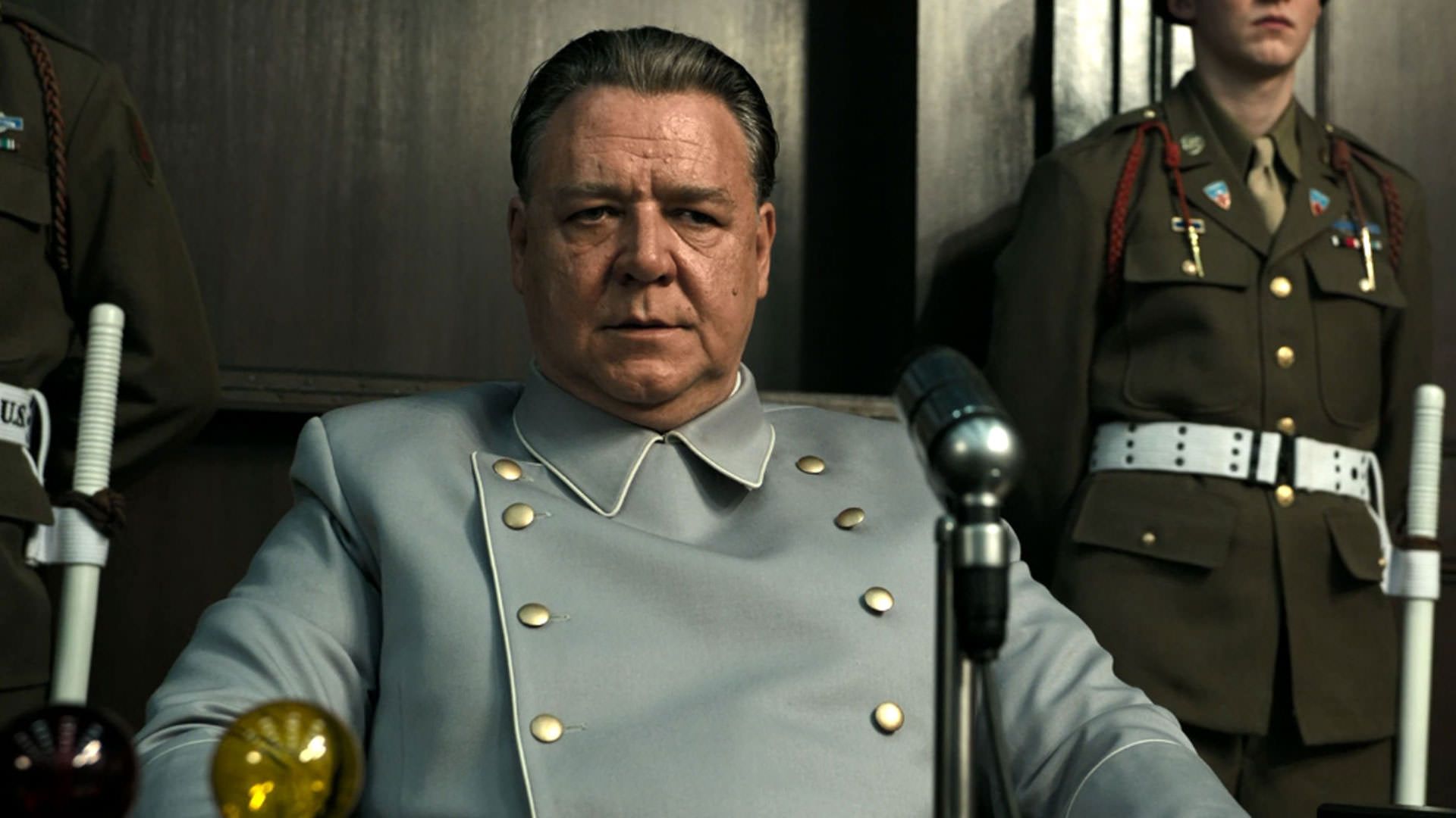 راسل کرو با لباس یک فرمانده‌ی نظامی داخل دادگاه نشسته است در فیلم نورنبرگ جیمز وندربیلت