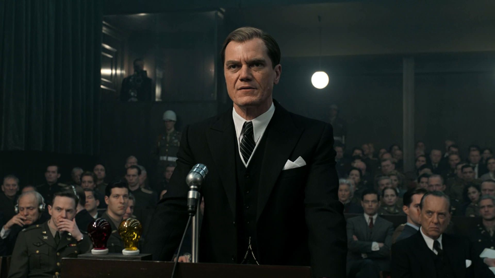 مایکل شانون با کت و شلوار ایستاده داخل دادگاه در نمایی از فیلم نورنبرگ جیمز وندربیلت