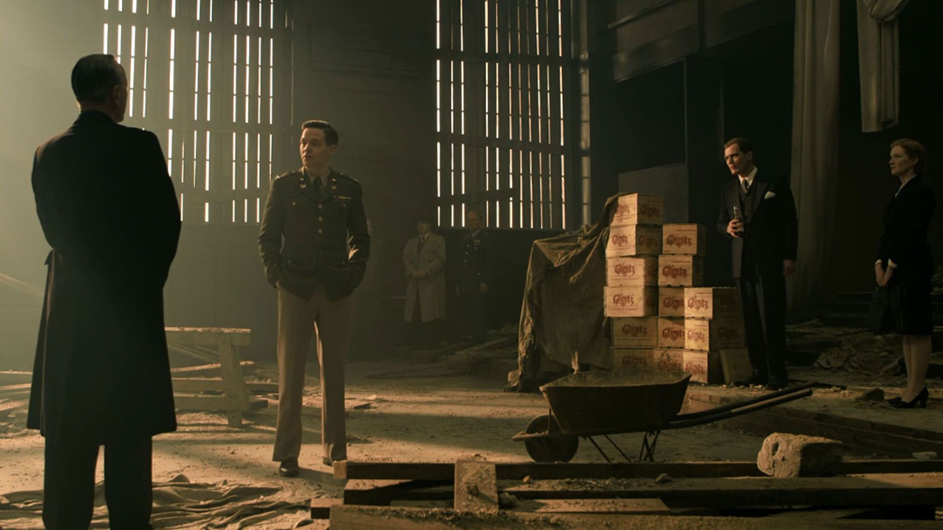 سالنی بزرگ و مخروبه با تابش نور خورشید روشن شده است در نمایی از فیلم نورنبرگ جیمز وندربیلت