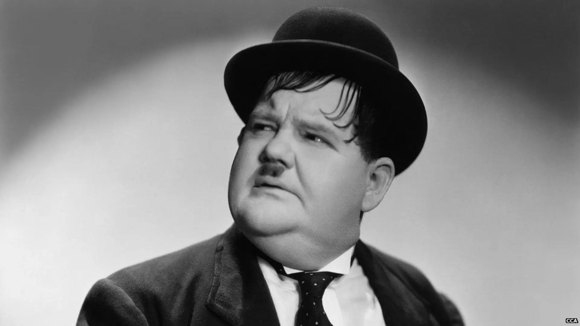 اولیور هاردی (Oliver Hardy) با کلاه بولر و کت رسمی