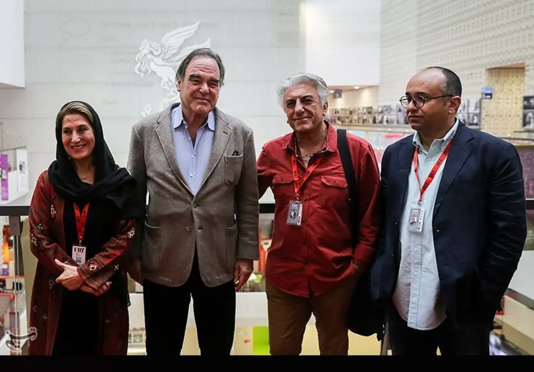 اولیور استون (Oliver Stone) در کنار همراهان خود در یک رویداد فرهنگی