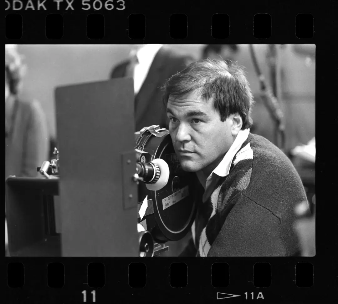 اولیور استون (Oliver Stone) در حال کار با دوربین فیلم‌برداری در صحنه