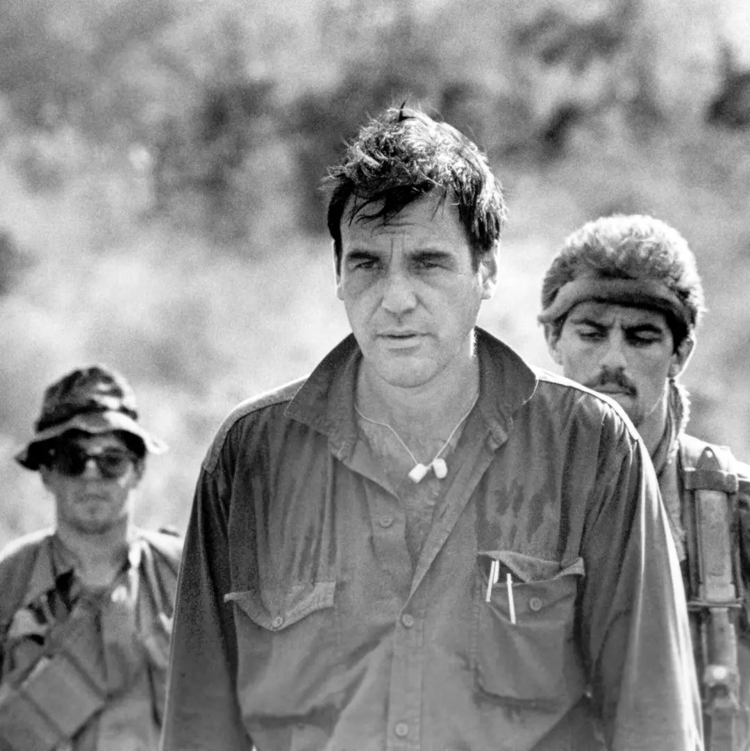 اولیور استون (Oliver Stone) در میان سربازان در یک محیط جنگی