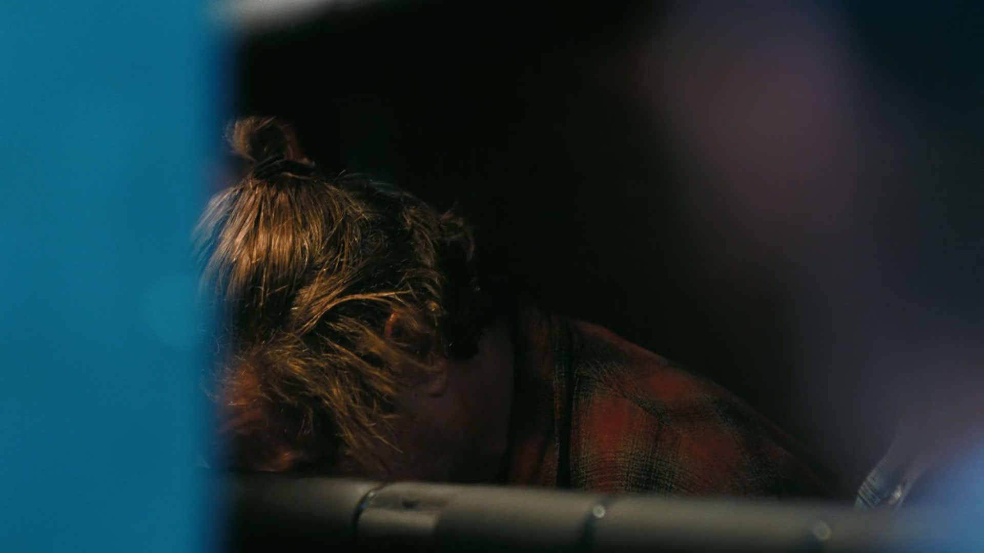 لئوناردو دیکاپریو سرش را به صندلی می‌کوبد در نمایی از فیلم نبرد پشت نبرد پل توماس اندرسون