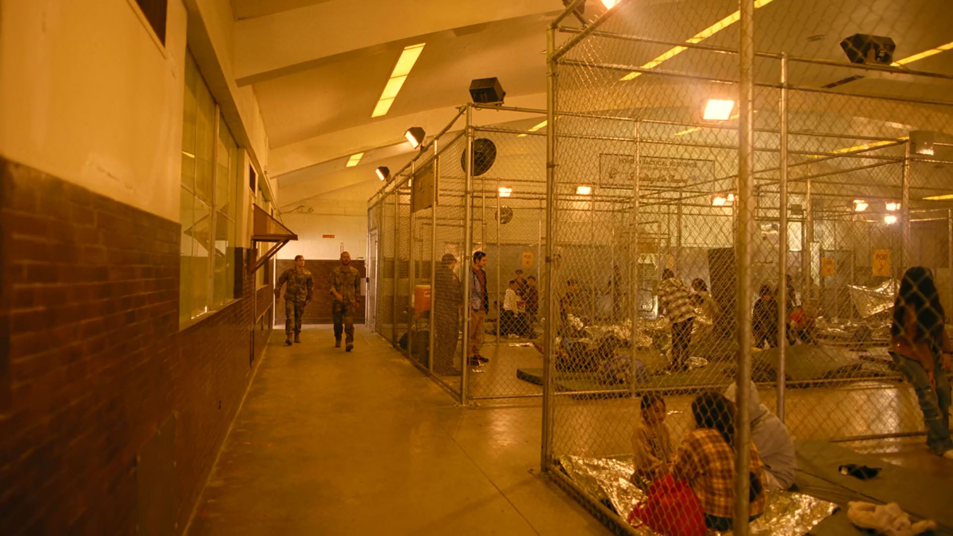 یک کمپ نظامی که مردم در آن زندانی‌اند در نمایی از فیلم نبرد پشت نبرد پل توماس اندرسون