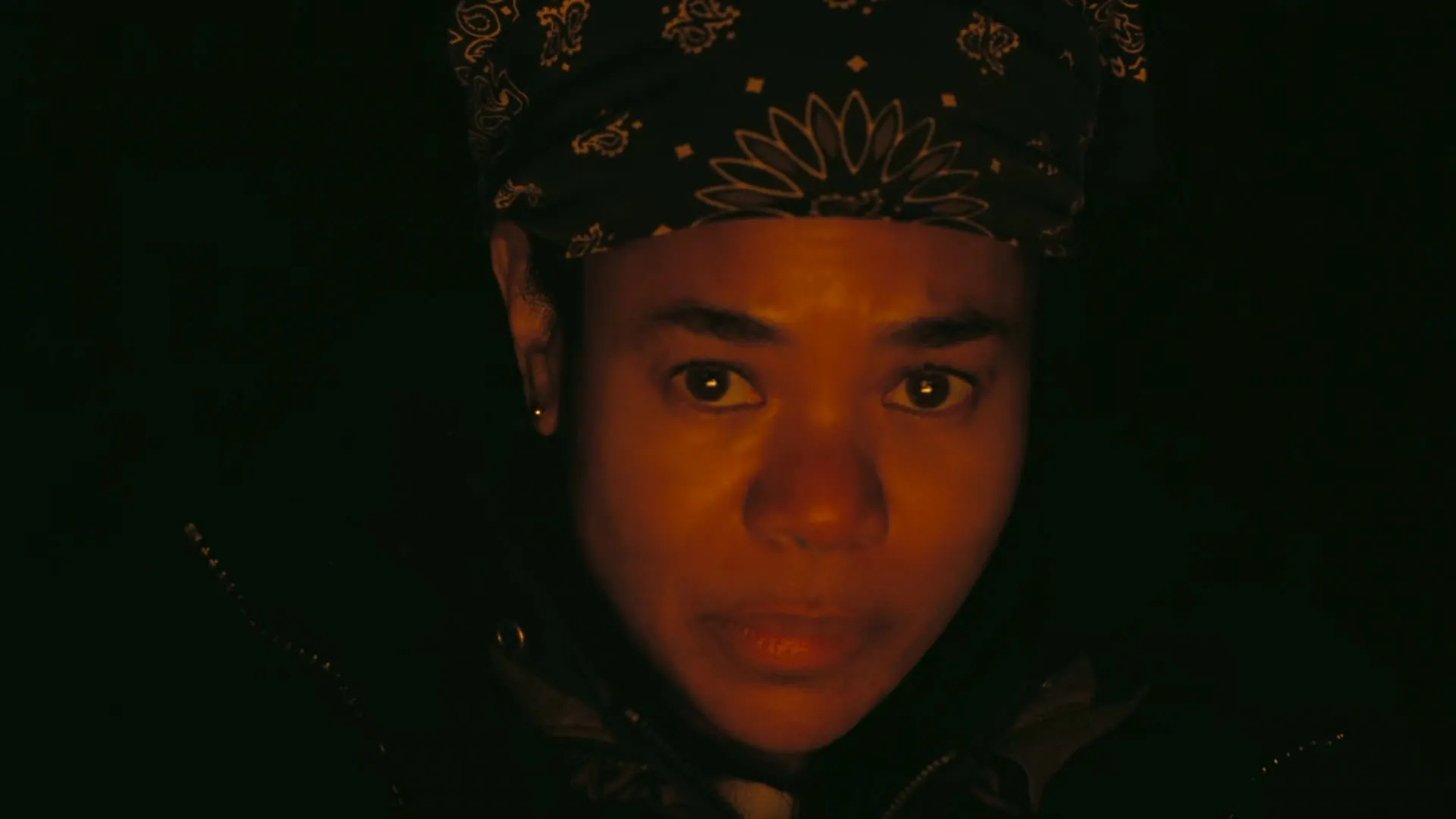 چهره‌ی رجینا هال در نمایی از فیلم نبرد پشت نبرد پل توماس اندرسون