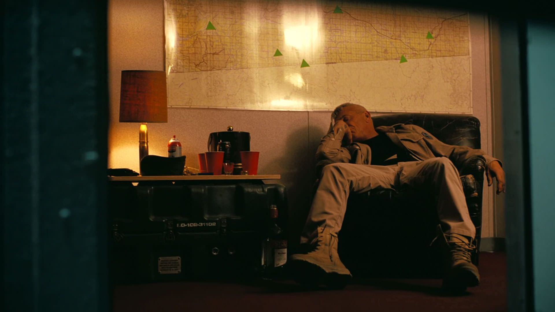 شان پن روی صندلی خوابیده است در نمایی از فیلم نبرد پشت نبرد پل توماس اندرسون