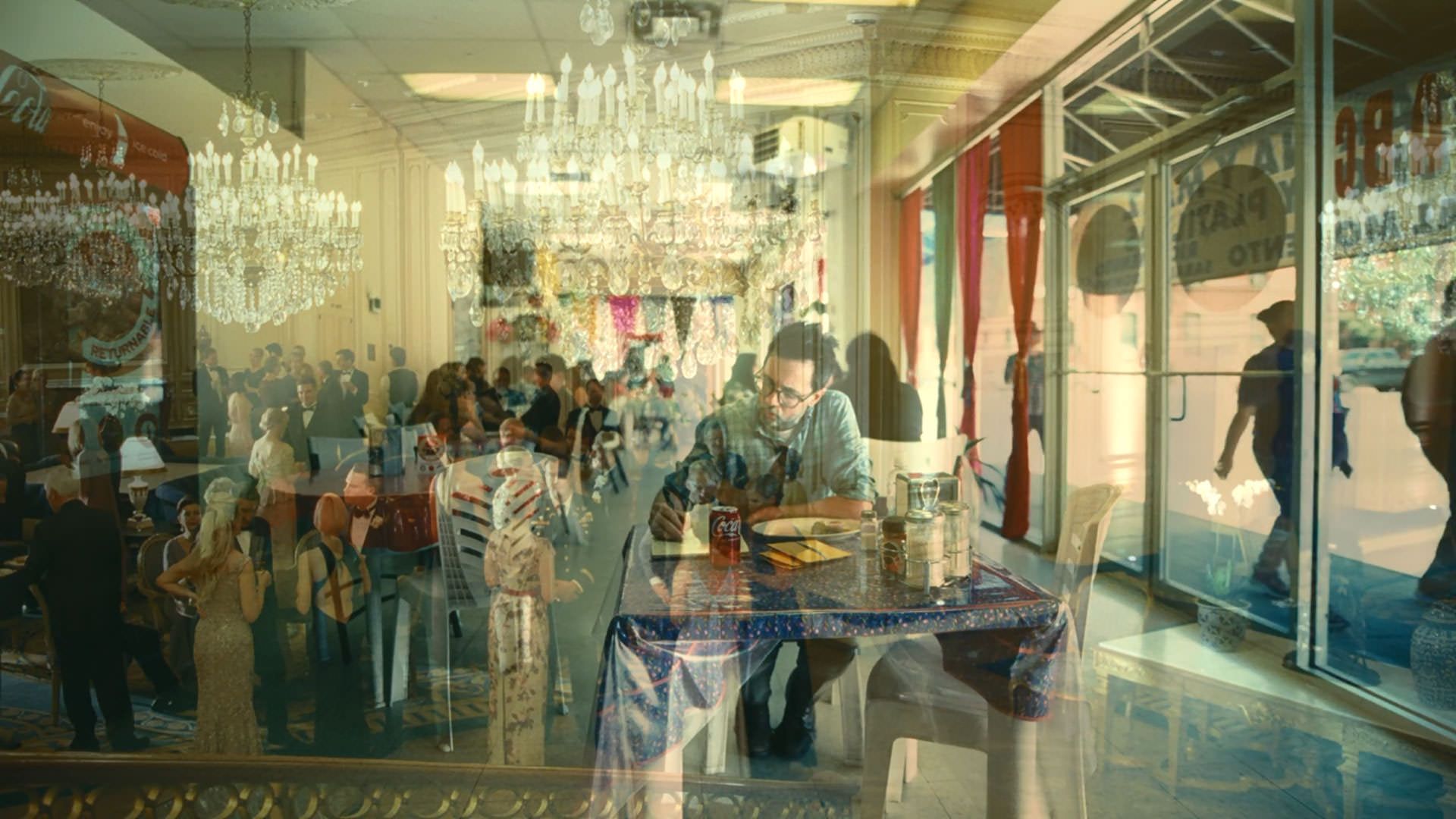 نمایی از یک مهمانی اشرافی با تصویری از یک رستوران ادغام شده است در نمایی از فیلم نبرد پشت نبرد پل توماس اندرسون