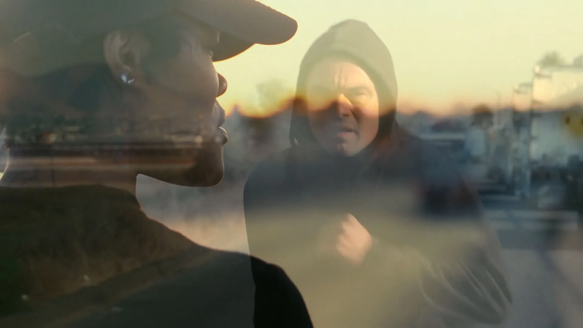 نمایی از راه رفتن تیانا تیلور در نمایی از دویدن لئوناردو دیکاپریو ادغام شده است در نمایی از فیلم نبرد پشت نبرد پل توماس اندرسون