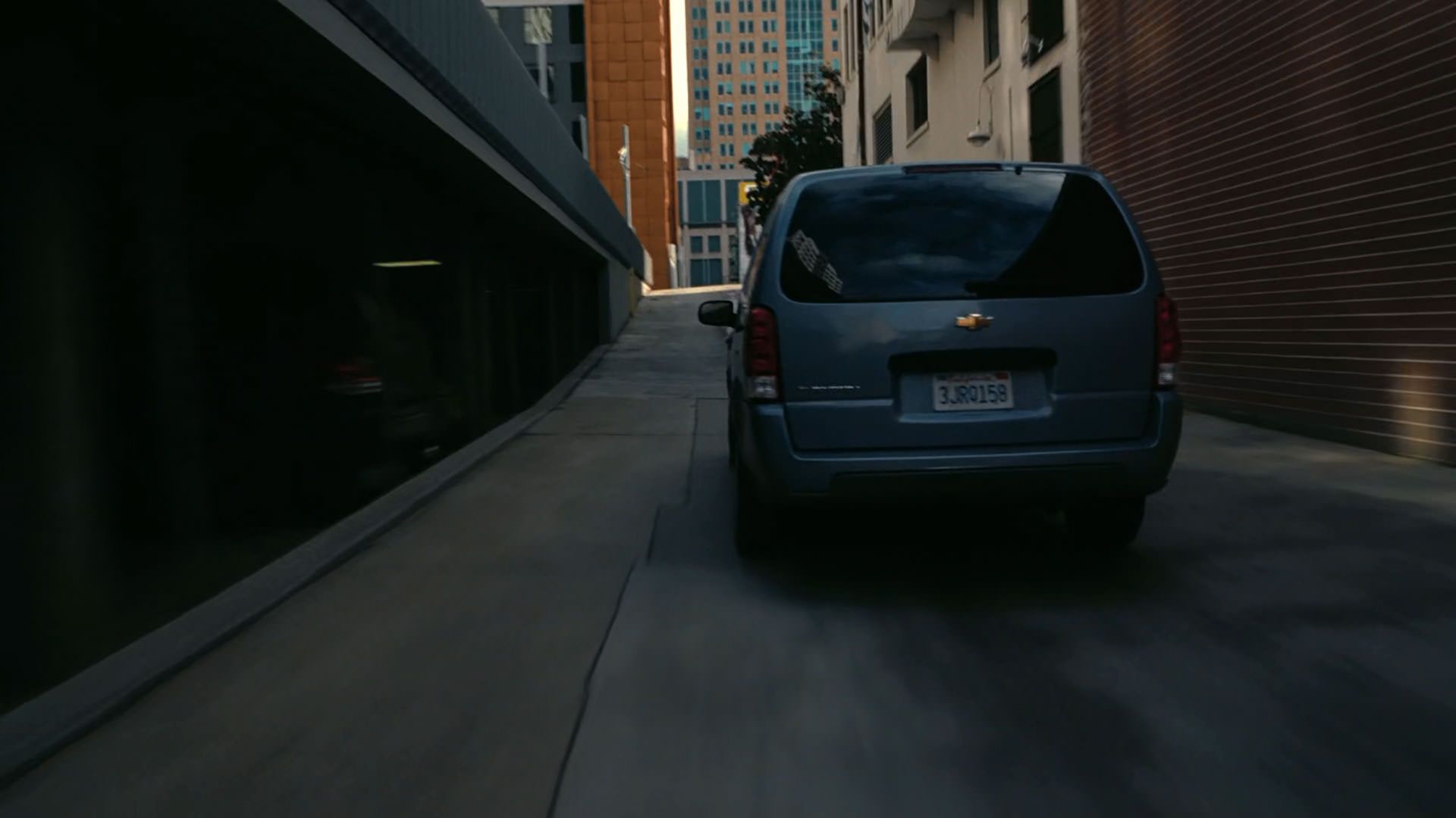 نمایی از پشت سر یک ماشین که با سرعت در کوچه می‌راند در نمایی از فیلم نبرد پشت نبرد پل توماس اندرسون