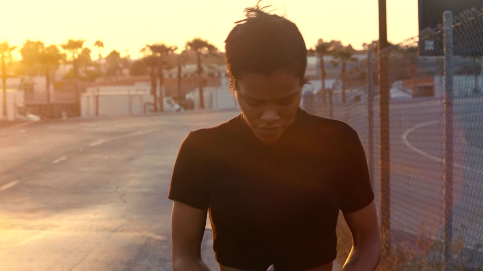 تیانا تیلور در غروب داخل جاده قدم می‌زند در نمایی از فیلم نبرد پشت نبرد پل توماس اندرسون