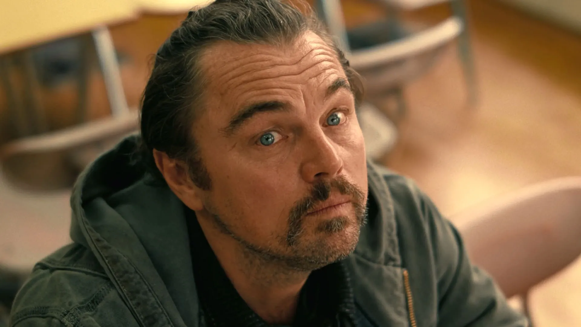 لئوناردو دیکاپریو در نمایی از فیلم نبرد پشت نبرد پل توماس اندرسون