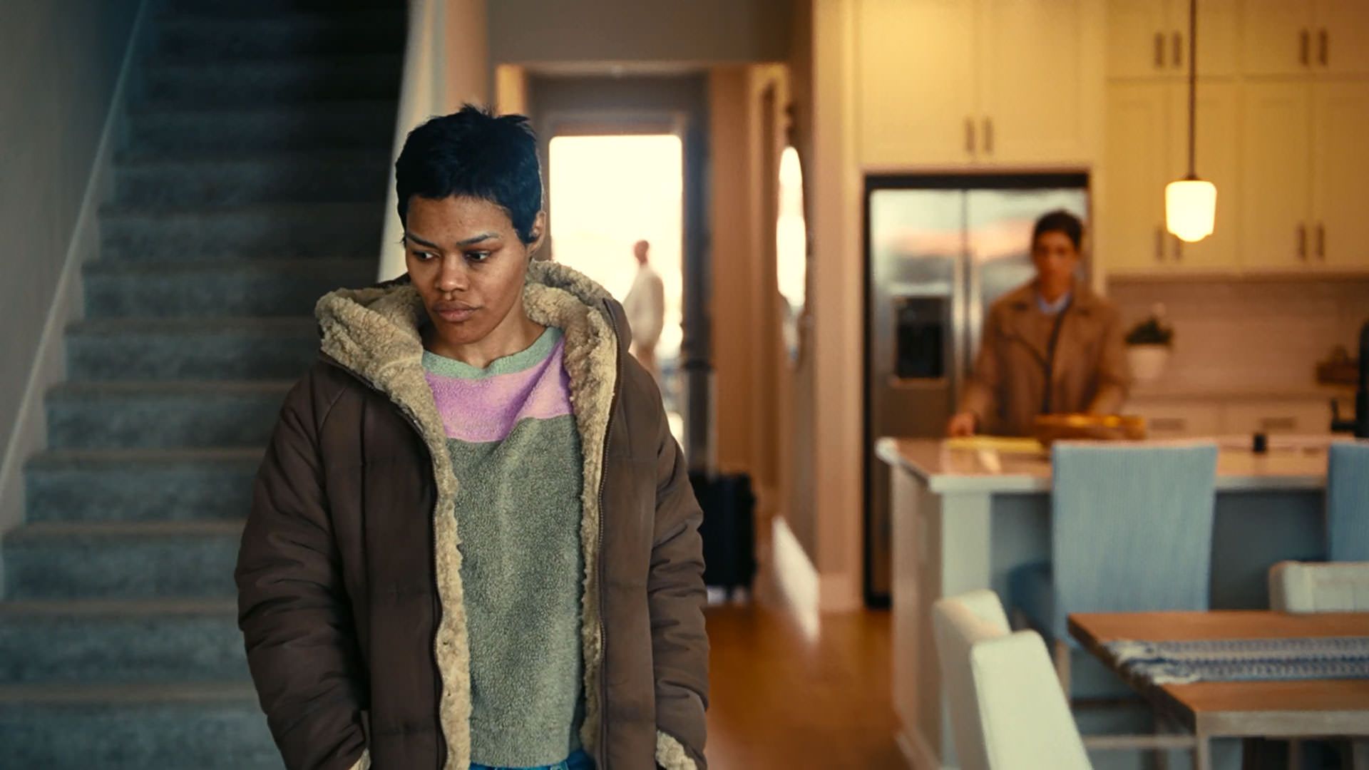 تیانا تیلور ایستاده داخل یک خانه در نمایی از فیلم نبرد پشت نبرد پل توماس اندرسون