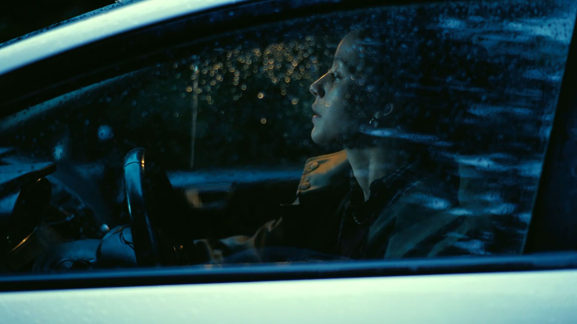 چیس اینفینیتی نشسته داخل ماشین در نمایی از فیلم نبرد پشت نبرد پل توماس اندرسون