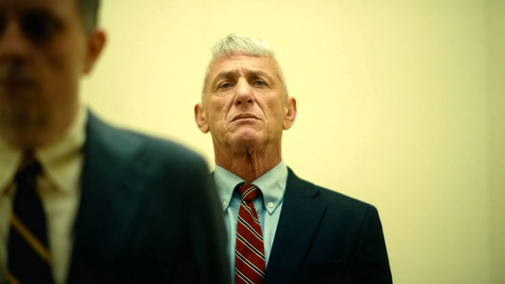 شان پن ایستاده پشت سر مردی دیگر در نمایی از فیلم نبرد پشت نبرد پل توماس اندرسون