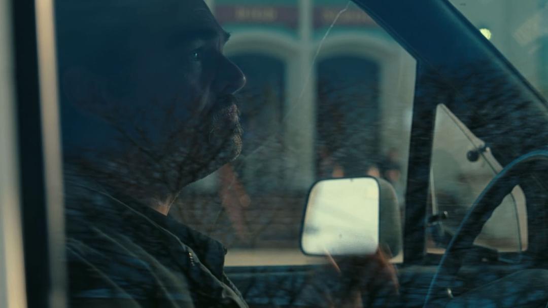لئوناردو دیکاپریو داخل ماشین نشسته است در نمایی از فیلم نبرد پشت نبرد پل توماس اندرسون