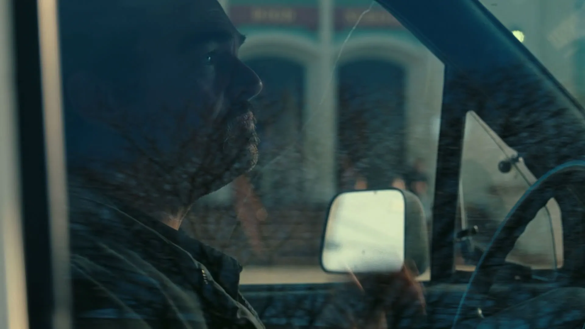 لئوناردو دیکاپریو داخل ماشین نشسته است در نمایی از فیلم نبرد پشت نبرد پل توماس اندرسون