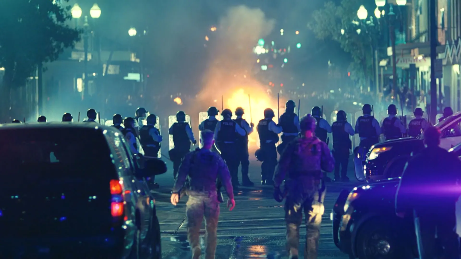 معترضان شبانه مقابل پلیس ضد شورش صف آرایی کرده‌اند در نمایی از فیلم نبرد پشت نبرد پل توماس اندرسون