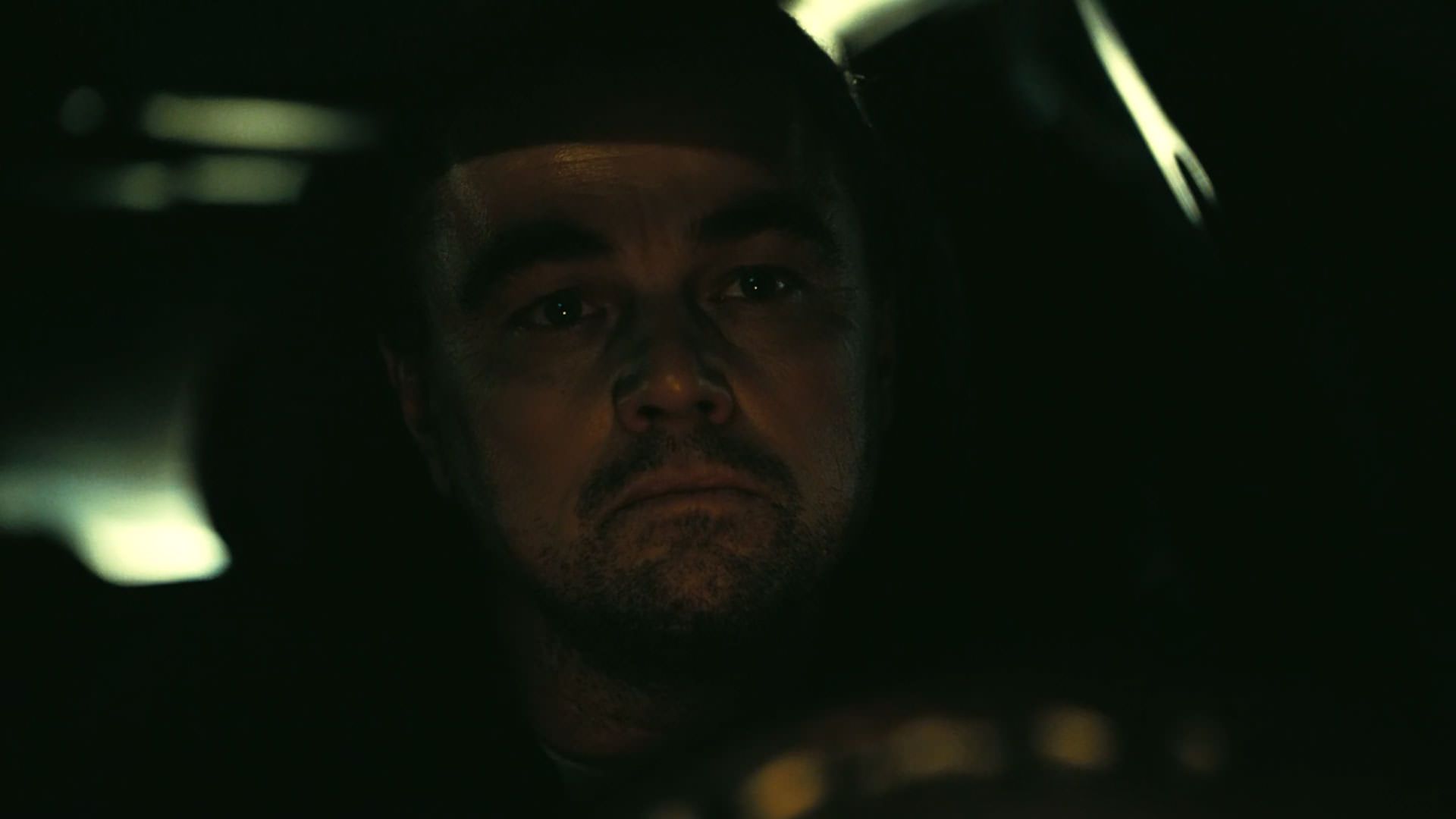 لئوناردو دیکاپریو شبانه رانندگی می‌کند در نمایی از فیلم نبرد پشت نبرد پل توماس اندرسون