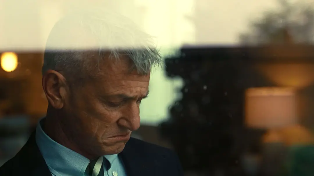  شان پن پشت شیشه ناراحت است در نمایی از فیلم نبرد پشت نبرد پل توماس اندرسون