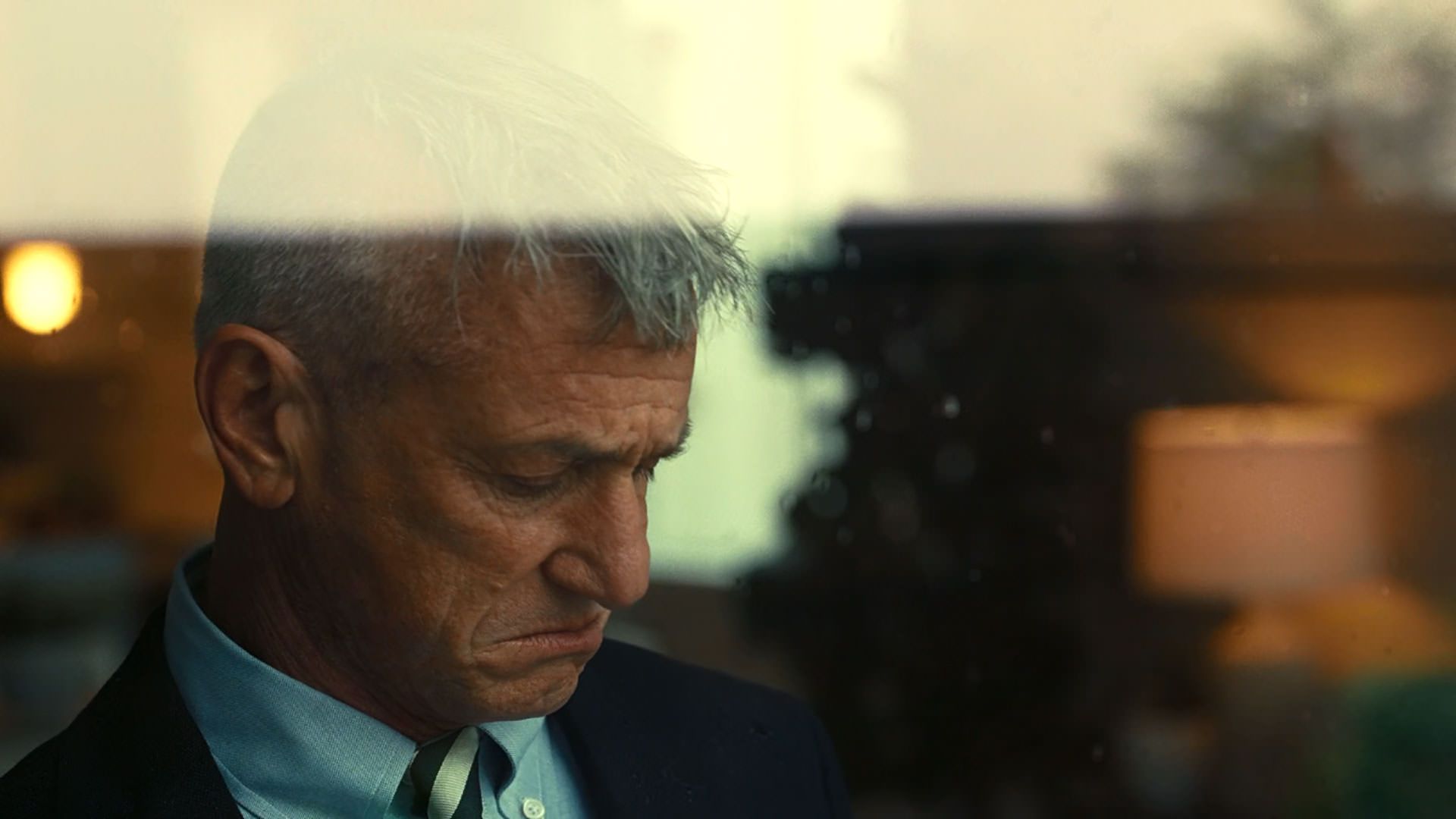  شان پن پشت شیشه ناراحت است در نمایی از فیلم نبرد پشت نبرد پل توماس اندرسون