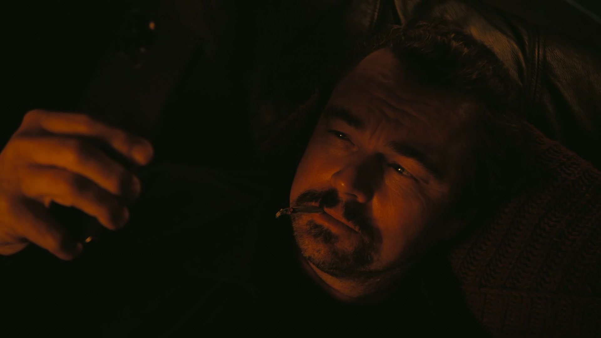 لئوناردو دیکاپریو خوابیده است و از خودش سلفی می‌گیرد در نمایی از فیلم نبرد پشت نبرد پل توماس اندرسون