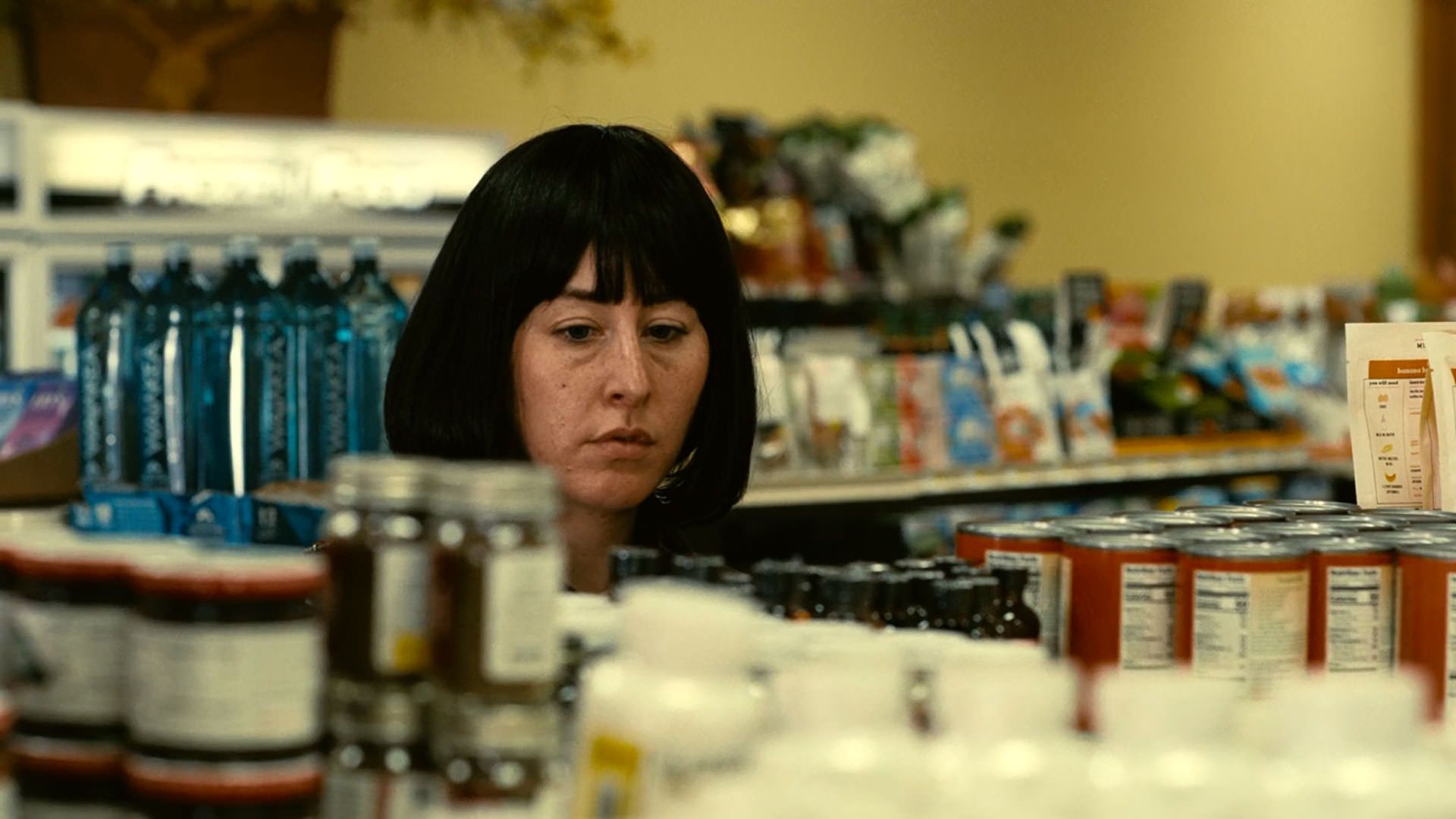 آلانا هایم در فروشگاه در نمایی از فیلم نبرد پشت نبرد پل توماس اندرسون