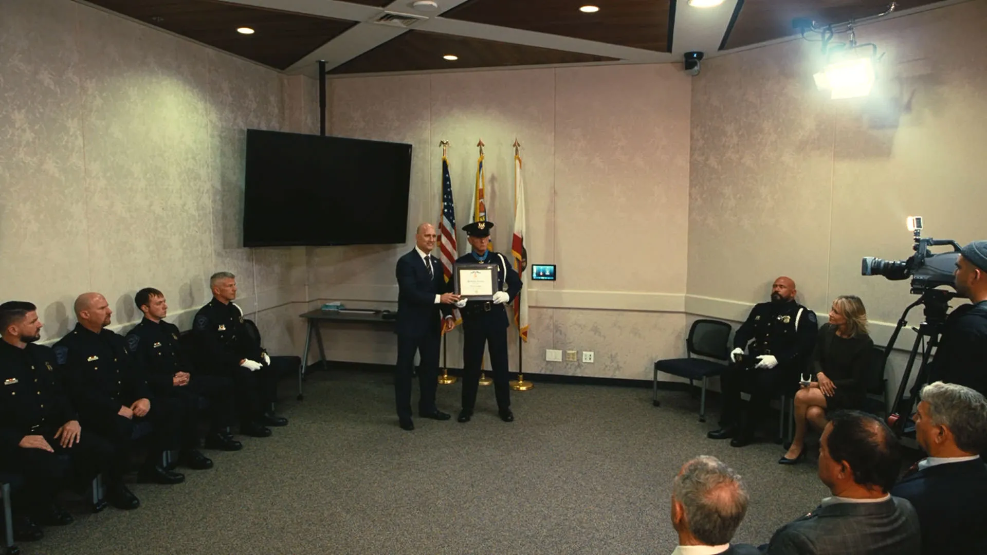 مراسم تقدیر از یک نظامی در نمایی از فیلم نبرد پشت نبرد پل توماس اندرسون