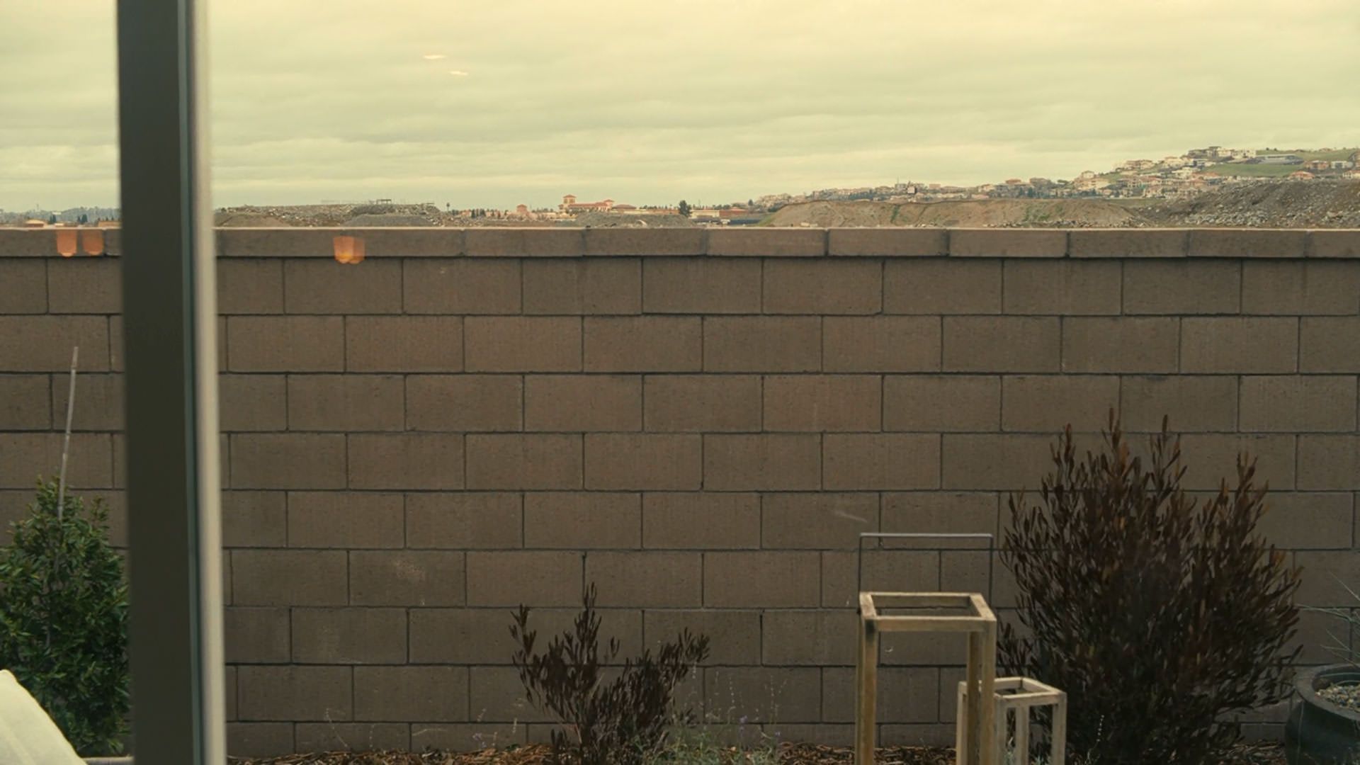 یک دیوار آجری در نمایی از فیلم نبرد پشت نبرد پل توماس اندرسون