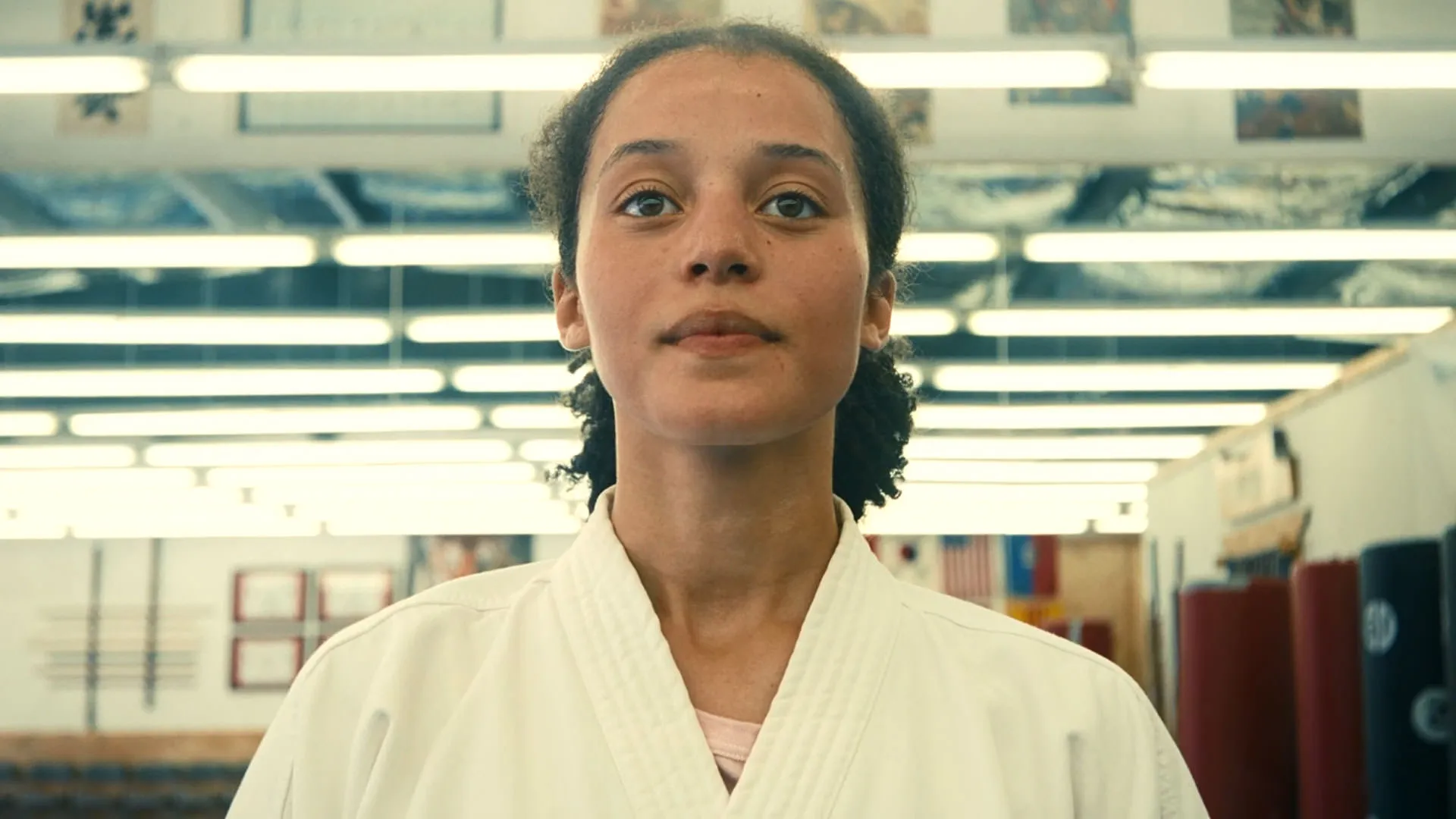 چیس اینفینیتی با لباس کاراته در نمایی از فیلم نبرد پشت نبرد پل توماس اندرسون