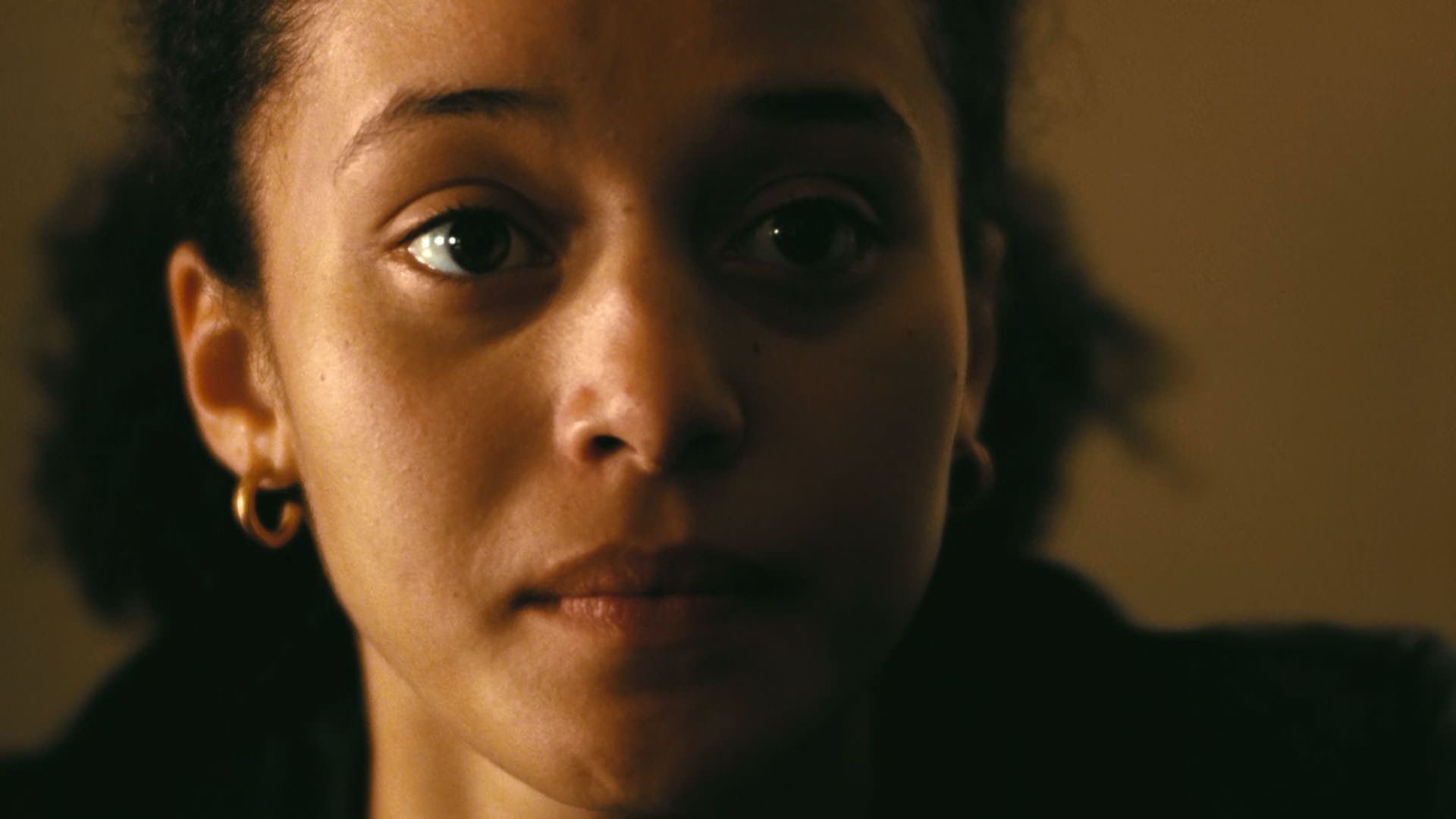 نمایی بسته از چهره‌ی چیس اینفینیتی در نمایی از فیلم نبرد پشت نبرد پل توماس اندرسون