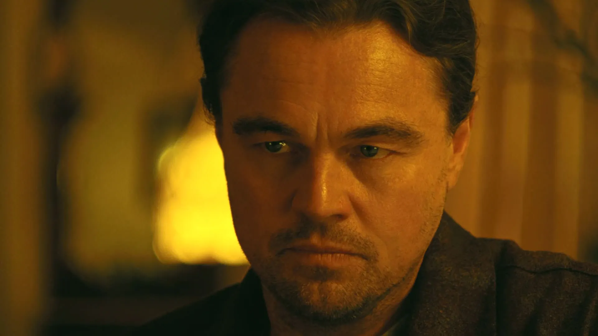 نمایی بسته از چهره‌ی لئوناردو دیکاپریو در نمایی از فیلم نبرد پشت نبرد پل توماس اندرسون