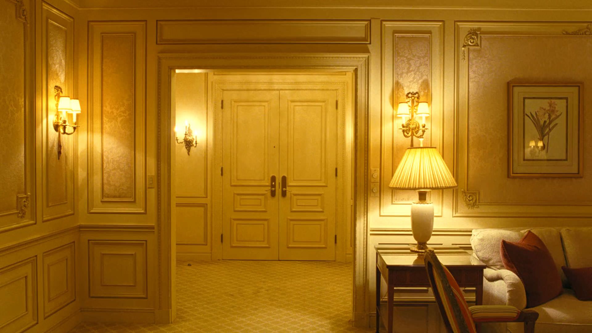 فضای داخلی یک خانه مجلل با نور زرد در نمایی از فیلم نبرد پشت نبرد پل توماس اندرسون