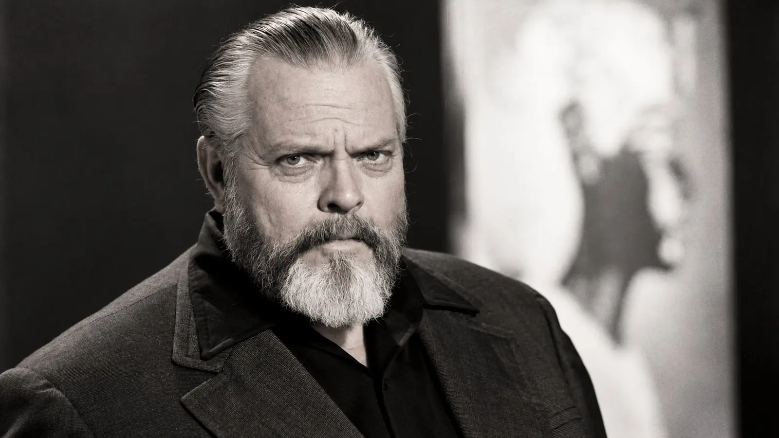 چهره اورسن ولز (Orson Welles) با ریش و نگاهی جدی