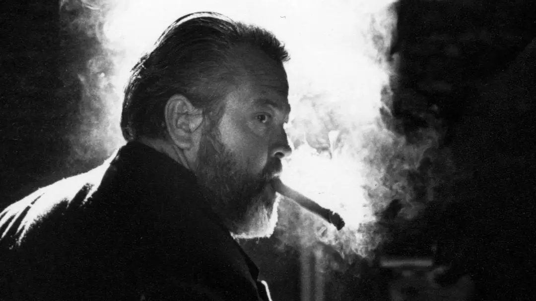 اورسن ولز (Orson Welles) در میان دود سیگار در یک محیط تاریک
