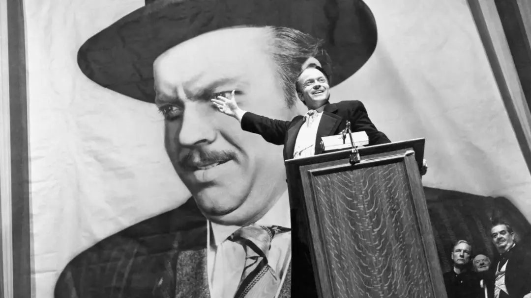اورسن ولز (Orson Welles) در حال سخنرانی در مقابل پرتره بزرگ خود