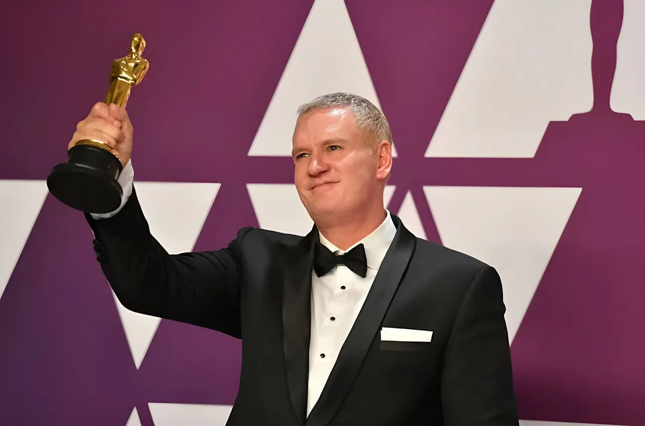 تندیس طلایی اسکار (Oscar) در دست تدوینگر Bohemian Rhapsody