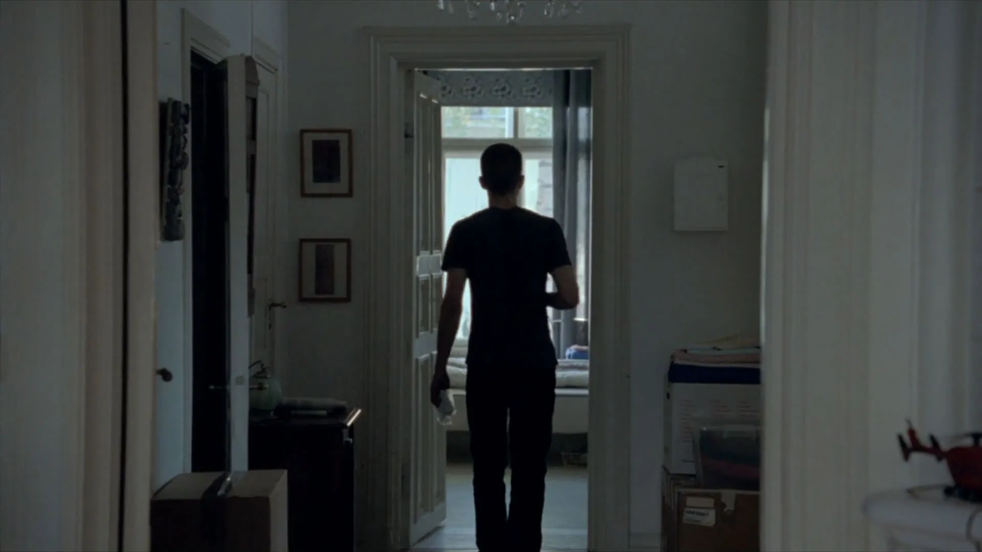 آندرش دنیلسن لی پشت به دوربین در یک راهرو به سمت یک اتاق قدم برمی‌دارد در فیلم اسلو ۳۱ اوت یواکیم تریه