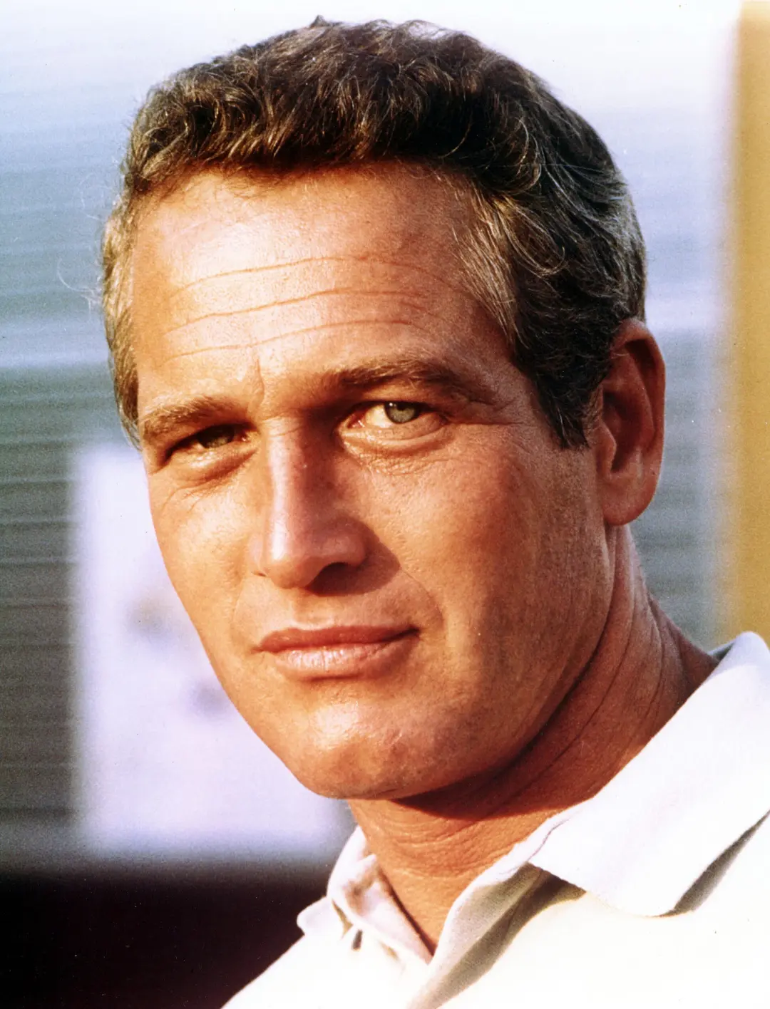 چهره نزدیک پل نیومن (Paul Newman) با نگاهی مستقیم به دوربین