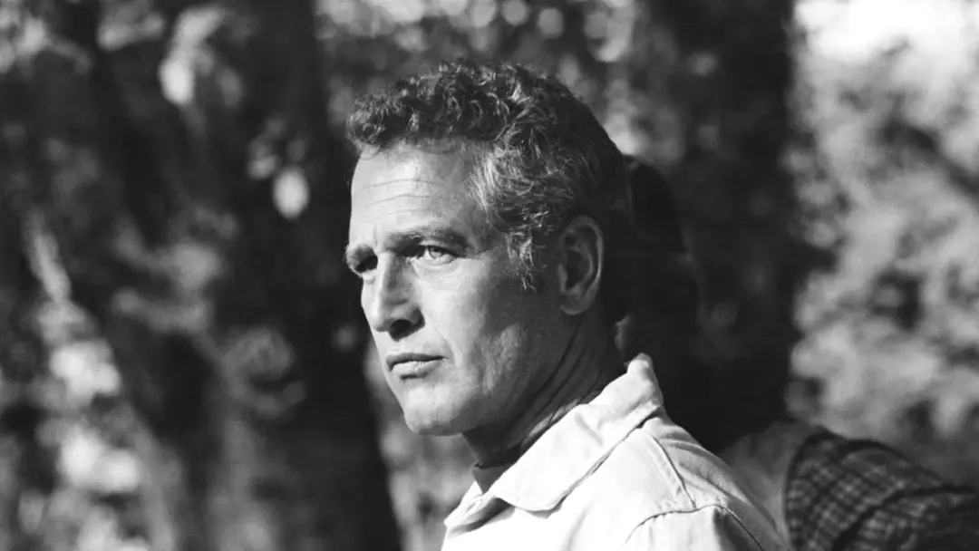 چهره مرد میانسال پل نیومن (Paul Newman) در فضای باز