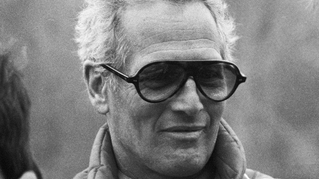 پل نیومن (Paul Newman) با عینک آفتابی بزرگ در نمای نزدیک