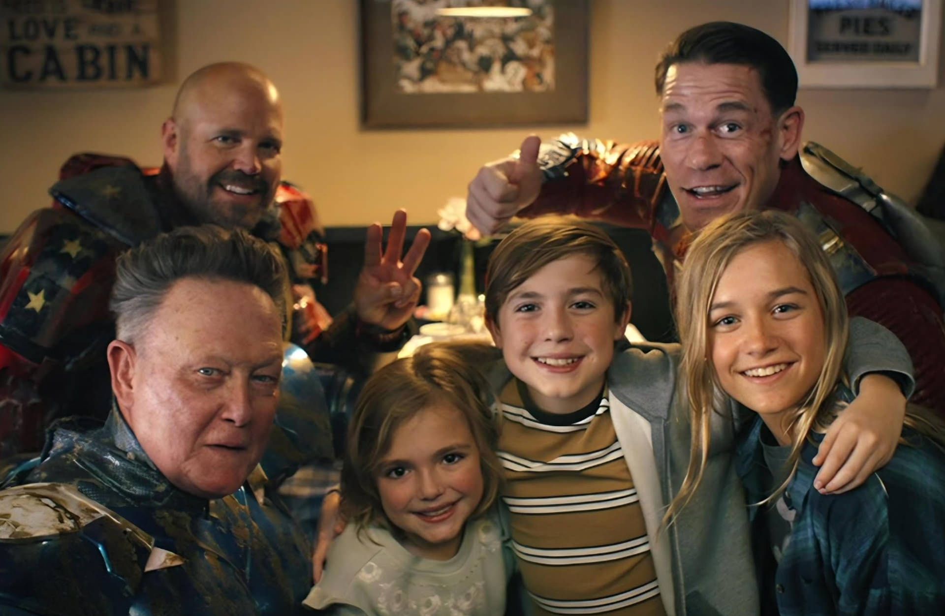 کریس در کنار پدرش آگی و برادرش کیت در سریال پیس میکر