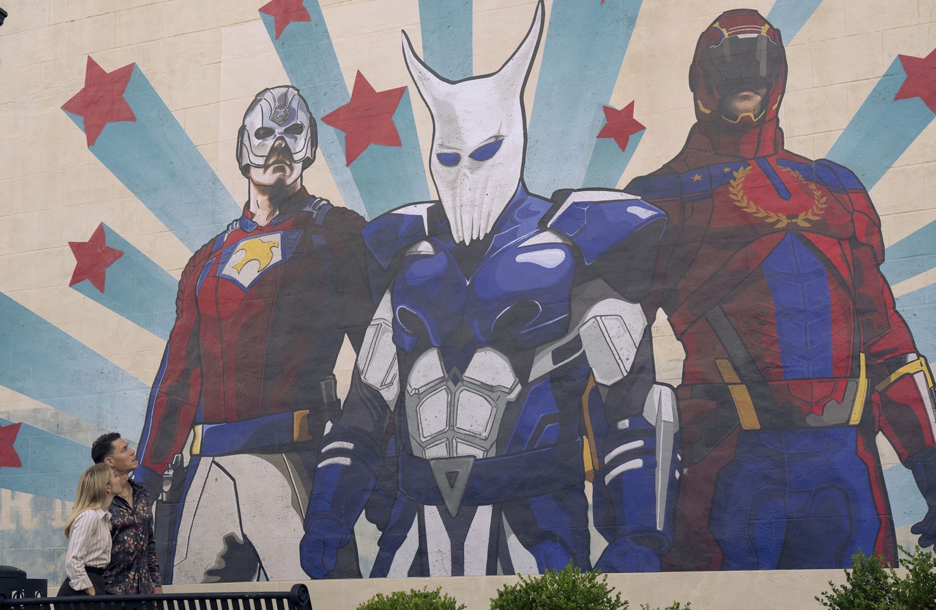 کریس به نقاشی دیواریِ خانواده‌اش نگاه می‌کند، سریال پیس میکر