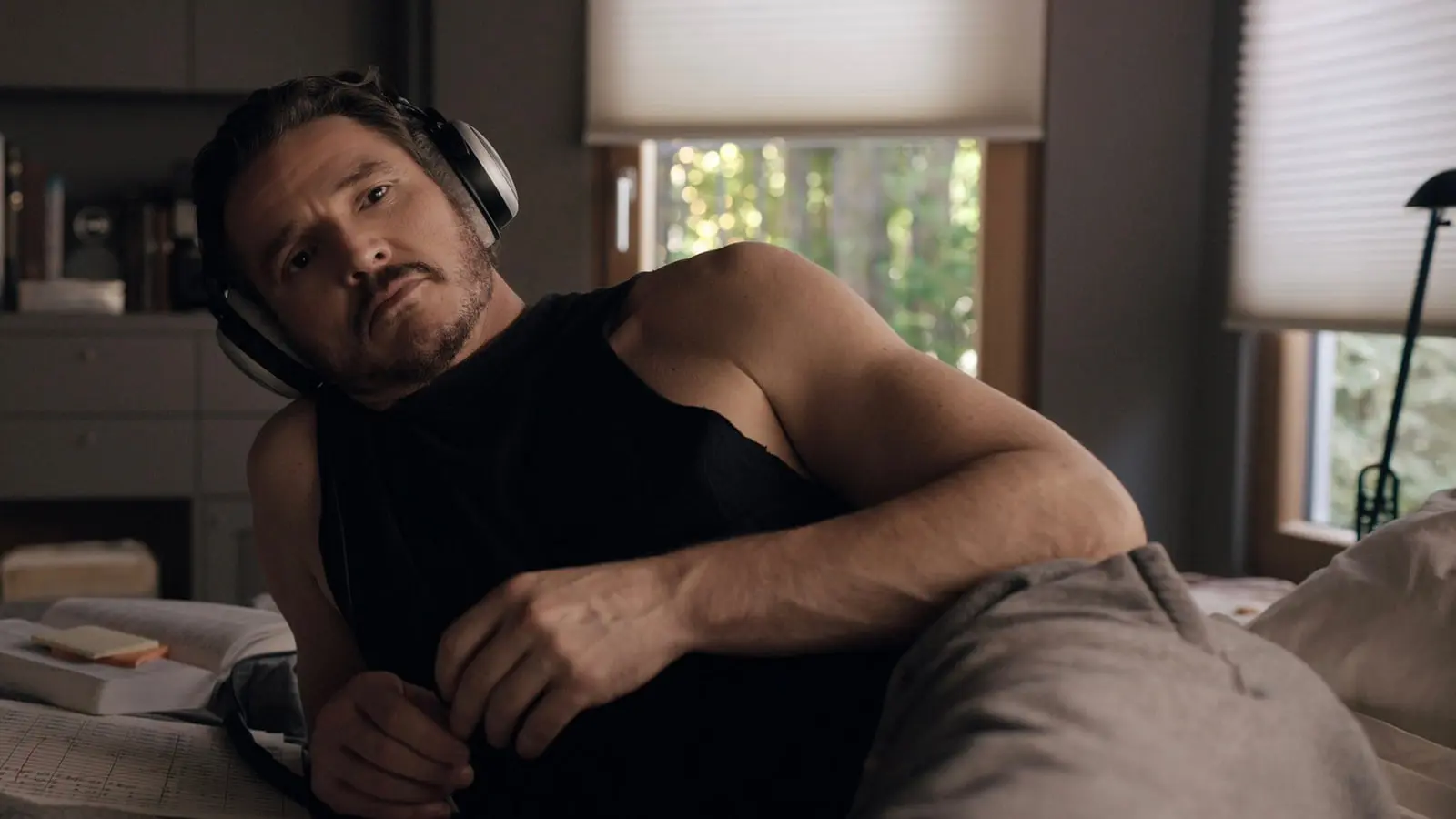 پدرو پاسکال (Pedro Pascal) با هدفون روی تخت در حال استراحت