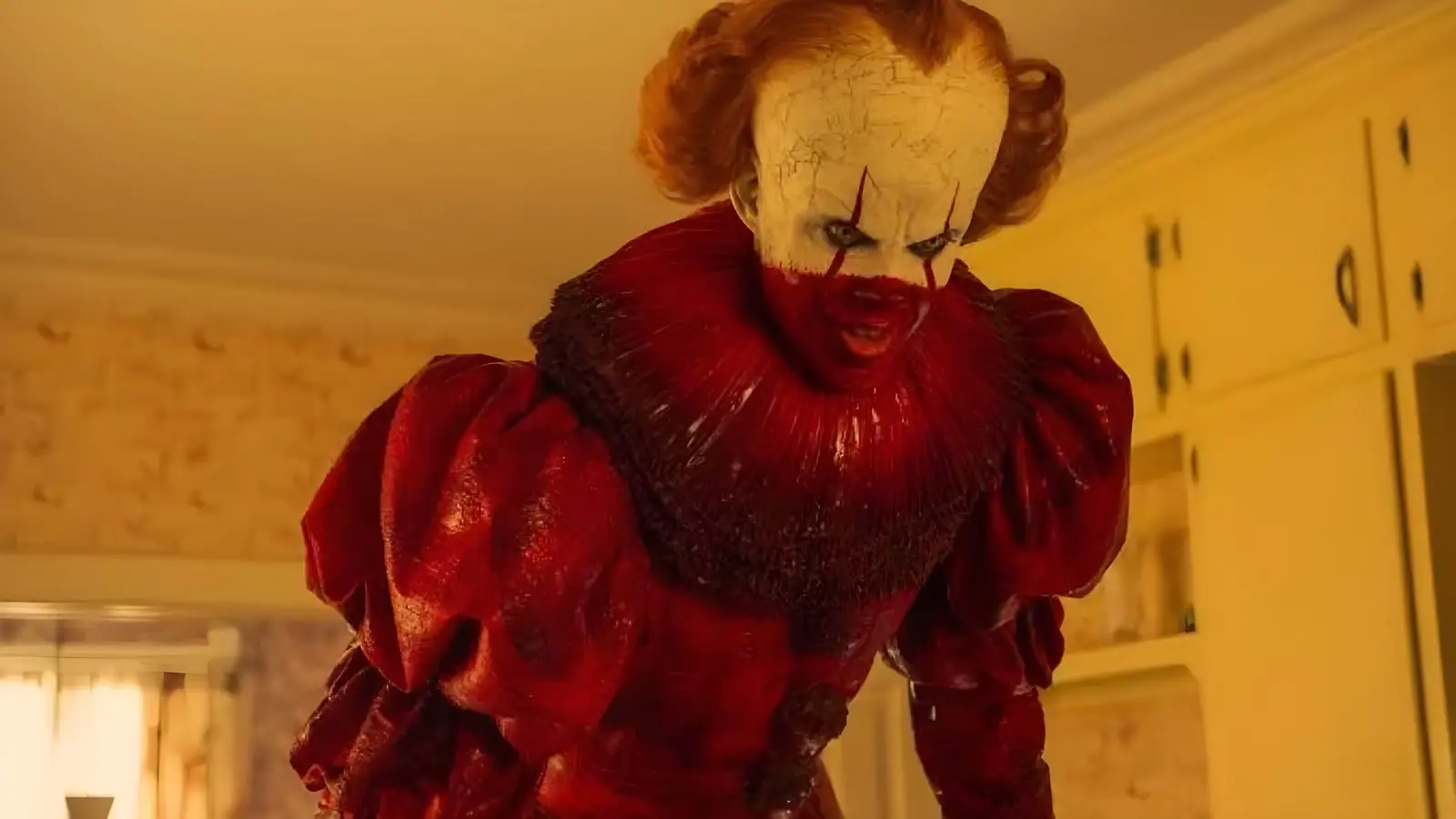 (Pennywise) با لباس قرمز در سریال IT: Welcome to Derry